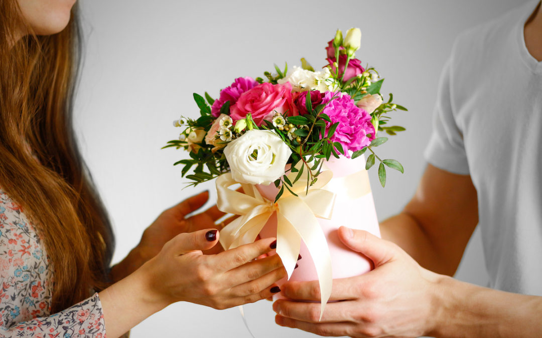 Hoa tươi và thiệp là món quà quen thuộc thường được tặng vào ngày 20/10